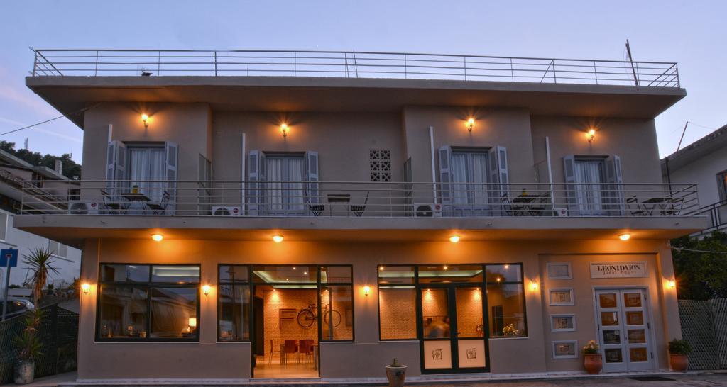 Leonidaion Guesthouse Ancient Olympia Dış mekan fotoğraf The hotel at night